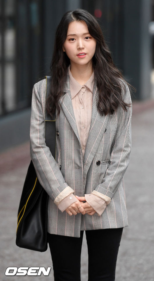 [사진=OSEN 민경훈 기자] 배우 김지은이 코로나19 확진 판정을 받았다. 사진은 과거 공식 행사에 참석한 김지은이 입장하며 포즈를 취하는 모습이다. /rumi@osen.co.kr