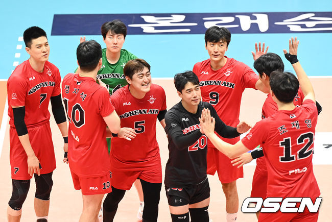 경기종료 후 대한항공 선수들이 승리의 기쁨을 나누고 있다. 2021.08.19 / soul1014@osen.co.kr