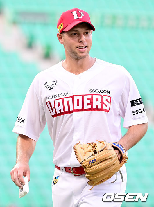 31일 오후 인천 인천 SSG랜더스필드에서 2021 KBO 퓨처스 썸머리그 SSG 랜더스와 고양 히어로즈의 경기가 열렸다. 3회초 2사 만루 SSG 가빌리오가 고양 허정협을 삼진으로 처리한 뒤 더그아웃으로 이동하고 있다. 2021.07.31 /ksl0919@osen.co.kr