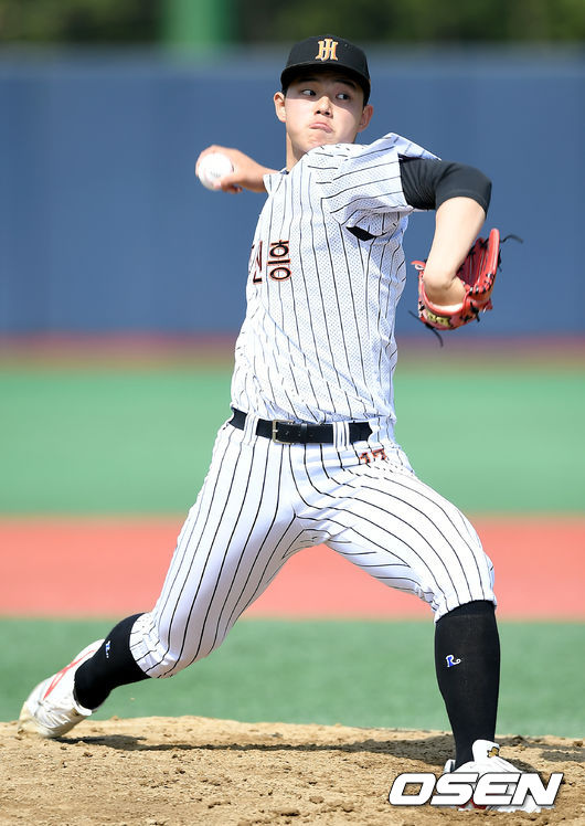 광주진흥고 문동주가 마운드에 올라 힘차게 공을 뿌리고 있다. 2021.06.02 /ks0919@osne.co.kr