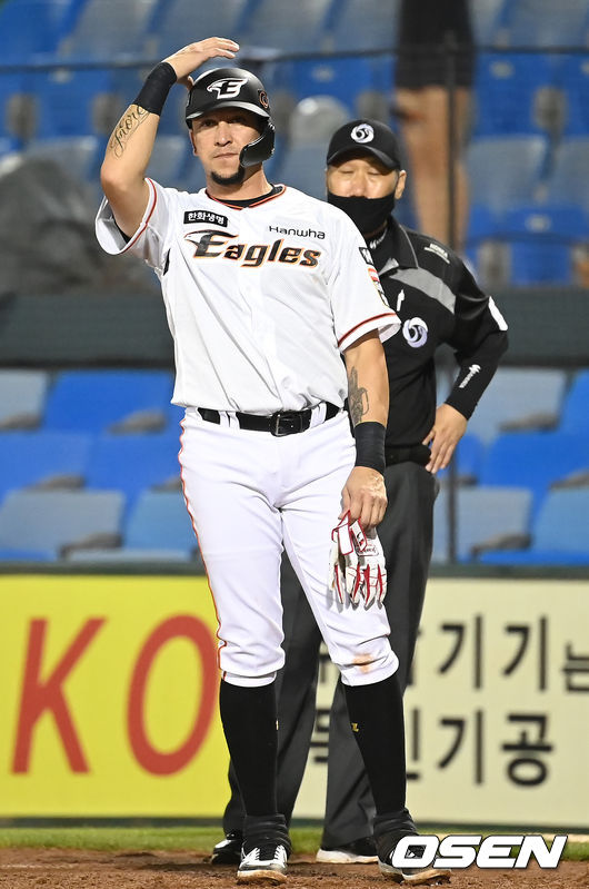 18일 오후 대전 한화이글스파크에서 ‘2021 신한은행 SOL KBO 리그’ 한화 이글스와 삼성 라이온즈의 경기가 열렸다.8회말 무사 1, 3루 한화 페레즈가 내야 땅볼로 타점을 올린 뒤 기뻐하고 있다. 2021.08.18 /ksl0919@osne.co.kr
