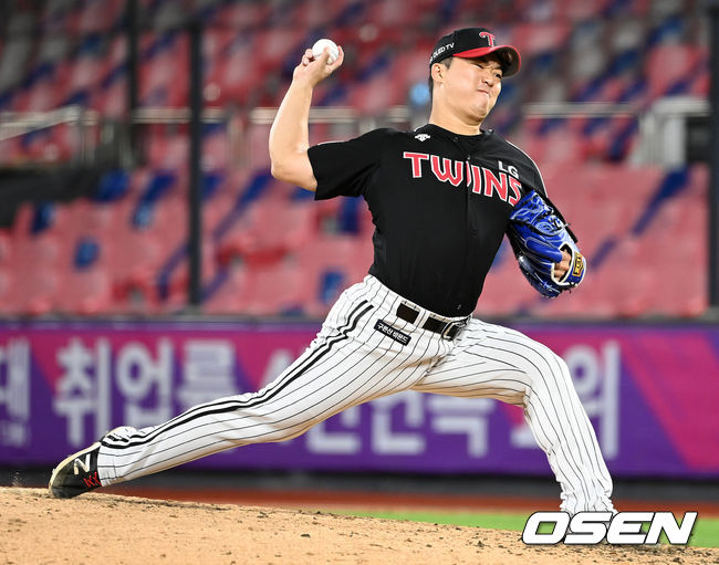 9회말 마운드에 오른 LG 투수 고우석이 힘차게 공을 뿌리고 있다. 2021.08.19 / dreamer@osen.co.kr