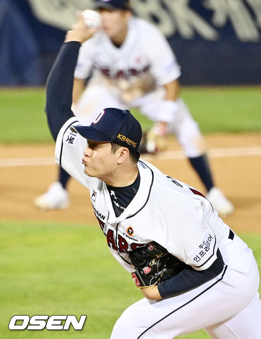 8회초 1사 주자 2루 KIA 터커 타석에서 마운드에 오른 두산 김강률이 힘차게 공을 뿌리고 있다. 21.08.19/ rumi@osen.co.kr