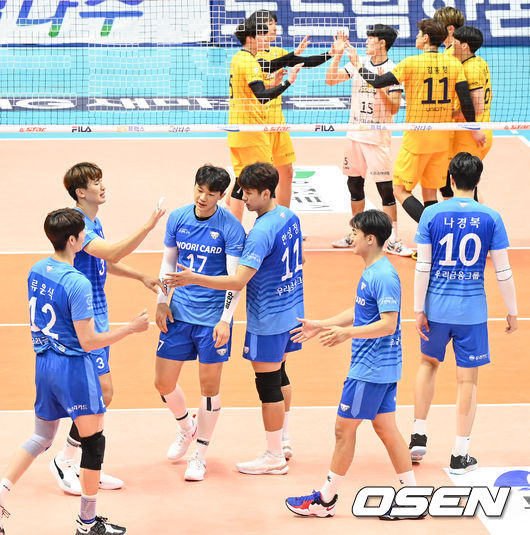 경기종료 후 준결승 진출한 우리카드 선수들이 승리의 기쁨을 나누고 있다. 2021.08.19 / soul1014@osen.co.kr