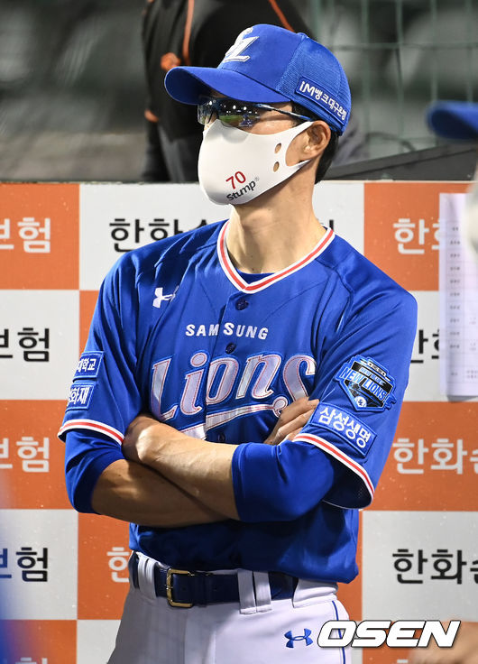 18일 오후 대전 한화이글스파크에서 ‘2021 신한은행 SOL KBO 리그’ 한화 이글스와 삼성 라이온즈의 경기가 열렸다.5회초 2사 1루 삼성 이원석의 중견수 플라이 때 허삼영 감독이 타구를 바라보고 있다. 2021.08.18 /ksl0919@osne.co.kr