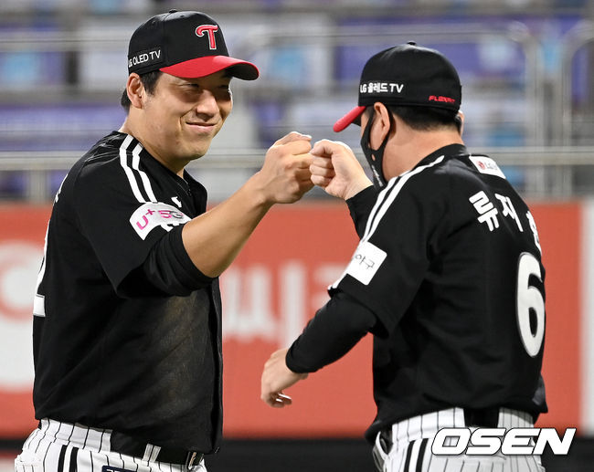 경기를 마치고 결승타를 친 LG 김현수와 류지현 감독이 인사를 나누고 있다. 2021.08.19 / dreamer@osen.co.kr