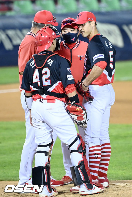 6회초 1사 주자 1루 두산 허경민에게 중견수 앞 안타를 허용한 KIA 선발 멩덴이 한승택과 얘기를 나누고 있다. 21.08.19/ rumi@osen.co.kr