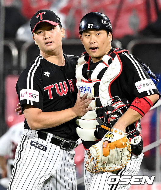 9회말 마운드에 올라 승리를 지켜낸 LG 투수 고우석과 포수 유강남이 인사를 나누고 있다. 2021.08.19 / dreamer@osen.co.kr