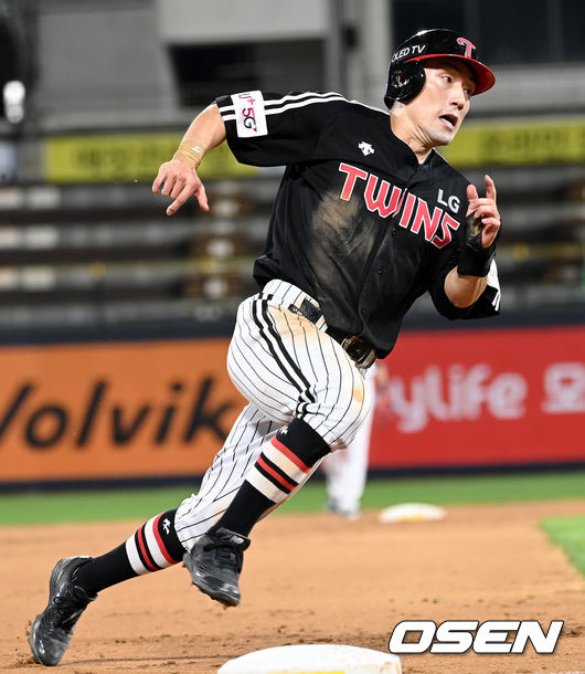 9회초 무사 2루 상황 LG 김현수의 선제 1타점 적시타 때 주자 서건창이 3루를 돌아 홈으로 뛰고 있다. 2021.08.19 / dreamer@osen.co.kr