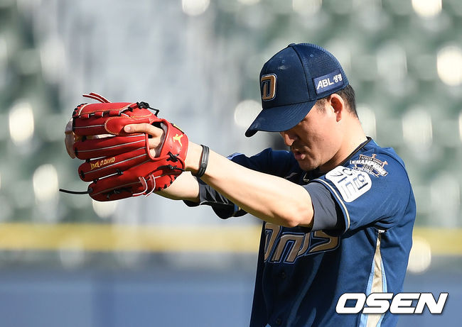 9회말 NC 원종현이 동점을 허용하며 아쉬워하고 있다. /jpnews@osen.co.kr