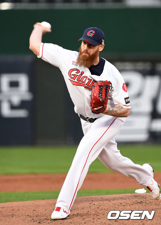11일 오후 부산 사직야구장에서 ’2021 신한은행 SOL KBO 리그' 롯데 자이언츠와 SSG 랜더스의 경기가 열렸다.1회초 무사에서 롯데 선발투수 스트레일리가 역투하고 있다. /sunday@osen.co.kr
