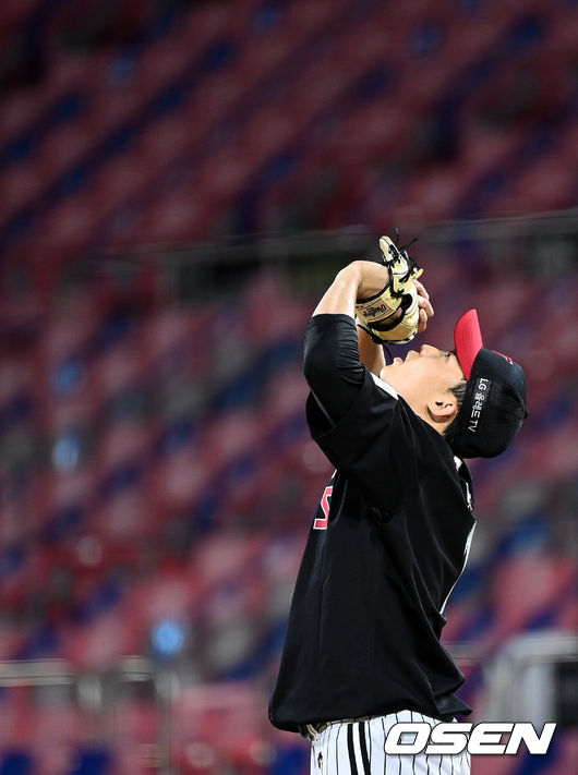 6회말 무사 선두타자로 나선 KT 심우준의 외야 플라이 때 LG 선발 임찬규가 좌익수 김현수의 호수비에 안도의 숨을 내쉬고 있다. 2021.08.19 / dreamer@osen.co.kr