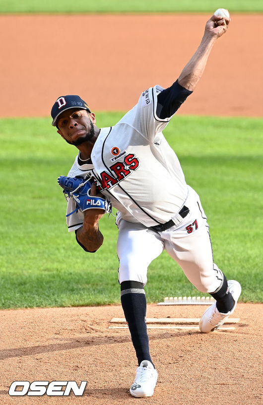 두산 선발 미란다가 마운드 위에서 힘차게 공을 뿌리고 있다. 2021.08.07 / rumi@osen.co.kr