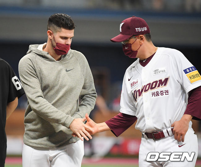 키움 홍원기 감독이 시즌 6승 거둔 브리검과 악수를 나누고 있다. 21.07.01 / soul1014@osen.co.kr