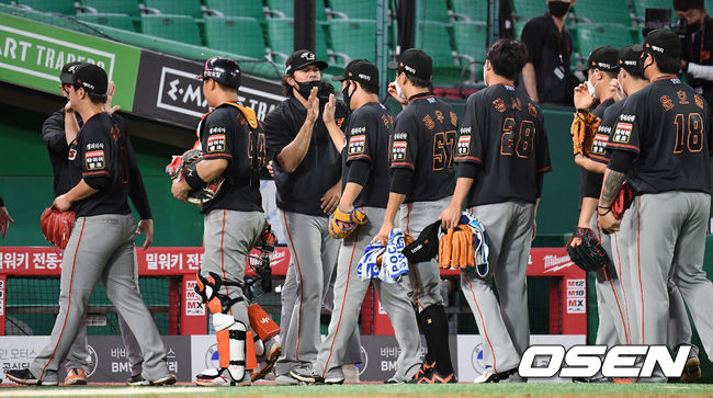 한화는 9일 인천SSG랜더스필드에서 열린 ‘2021 신한은행 SOL KBO리그’ SSG와 시즌 10차전에서 9-3 완승을 거뒀다. 한화는 최근 3연패 사슬을 끊었고 선발 등판한 외국인 투수 라이언 카펜터는 SSG전 부진을 씻었다.경기 종료 후 한화 수베로 감독이 선수들과 승리의 기쁨을 나누고 있다. 2021.07.09 /sunday@osen.co.kr