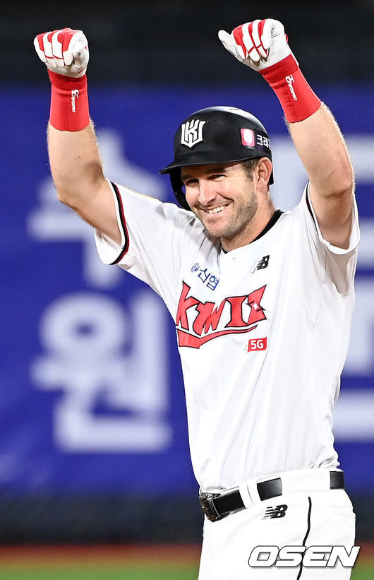 9회말 2사 주자 1,2루 KT 호잉이 중견수 왼쪽 동점 2타점 적시 2루타를 날린 후 2루에서 기뻐하고 있다. 21.08.17/rumi@osen.co.kr