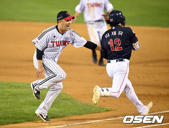  14일 오후 서울 잠실야구장에서 ’2021 신한은행 SOL KBO 리그' LG 트윈스와 롯데 자이언츠의 경기가 열렸다.9회초 마운드에 오른 LG 송은범이 롯데 선두타자 김재유를 태그아웃 처리하던 중 부상을 입으며 괴로워하고 있다. 2021.08.14 /cej@osen.co.kr