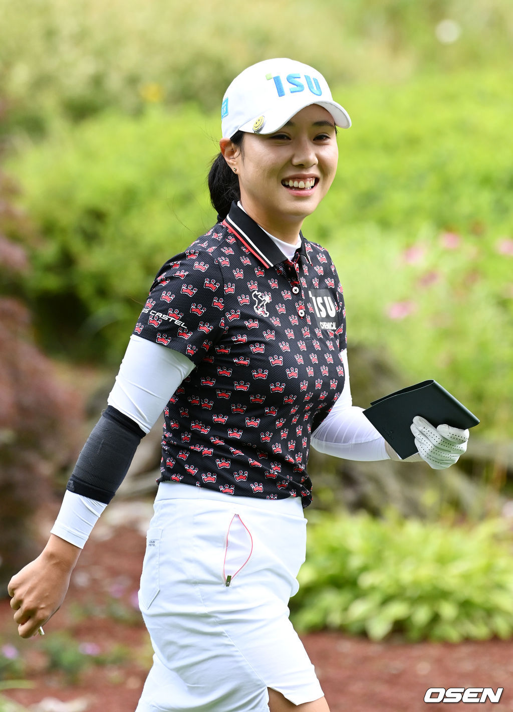 10번홀 박희영이 티샷을 마치고 세컷샷을 위해 이동하고 있다. 2021.08.19 /jpnews@osen.co.kr