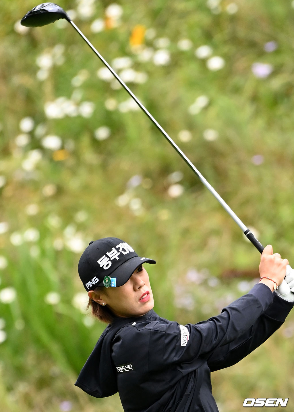 10번홀 박주영이 티샷을 마치고 볼을 바라보고 있다. 2021.08.19 /jpnews@osen.co.kr