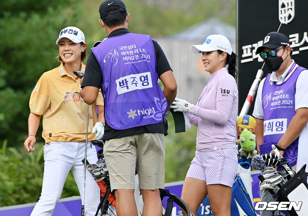 1번홀 박주영, 박희영 자매가 같은 조에서 플레이를 펼치며 즐거워하고 있다. 2021.08.20 /jpnews@osen.co.kr