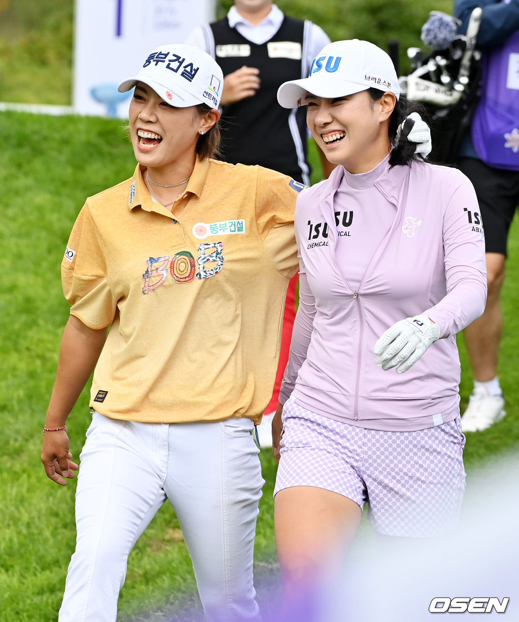 1번홀 박주영, 박희영 자매가 같은 조에서 플레이를 펼치며 즐거워하고 있다. 2021.08.20 /jpnews@osen.co.kr