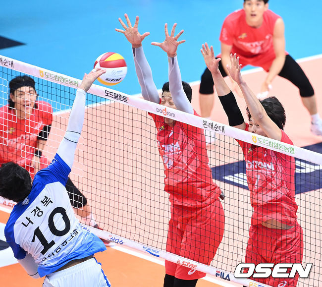 20일 오후 경기 의정부체육관에서 ‘2021 의정부∙도드람컵 프로배구대회’ 준결승 한국전력과 우리카드의 경기가 열렸다.1세트 한국전력 신영석과 이시몬이 블로킹을 하고 있다. 2021.08.20 /sunday@osen.co.kr