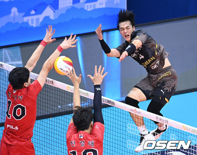 20일 오후 경기 의정부체육관에서 ‘2021 의정부∙도드람컵 프로배구대회’ 준결승 OK금융그룹과 대한항공의 경기가 열렸다.1세트 OK금융그룹 조재성이 대한항공의 블로킹 벽을 피해 공격을 시도하고 있다. 2021.08.20 /sunday@osen.co.kr