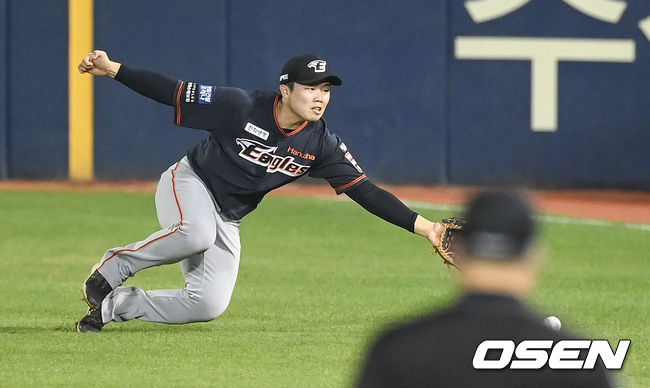 20일 오후 서울 잠실구장에서 2021 신한은행 SOL KBO리그 두산 베어스와 한화 이글스의 경기가 진행됐다.4회말 1사 1루 두산 강승호의 2루타때 한화 장지승 우익수가 타구를 놓치며 실책성 수비를 하고 있다. 2021.08.20 / soul1014@osen.co.kr