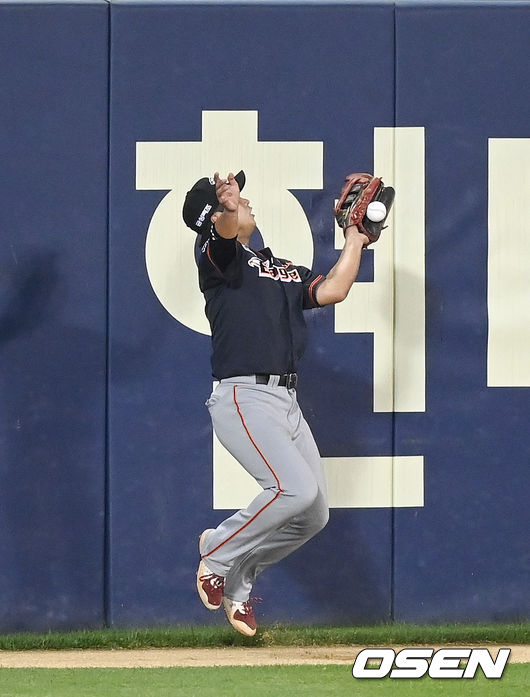 20일 오후 서울 잠실구장에서 2021 신한은행 SOL KBO리그 두산 베어스와 한화 이글스의 경기가 진행됐다.5회말 두산 선두타자 박건우의 2루타때 최인호 좌익수가 타구를 잡았다 놓치고 있다. . 2021.08.20 / soul1014@osen.co.kr