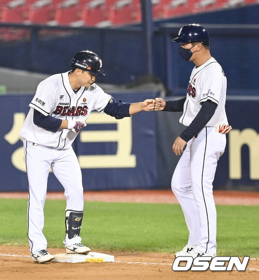 20일 오후 서울 잠실구장에서 2021 신한은행 SOL KBO리그 두산 베어스와 한화 이글스의 경기가 진행됐다.5회말 무사 2루 두산 박계범이 1타점 적시타를 날리고 김주찬 1루 코치와 하이파이브를 하고 있다. . 2021.08.20 / soul1014@osen.co.kr