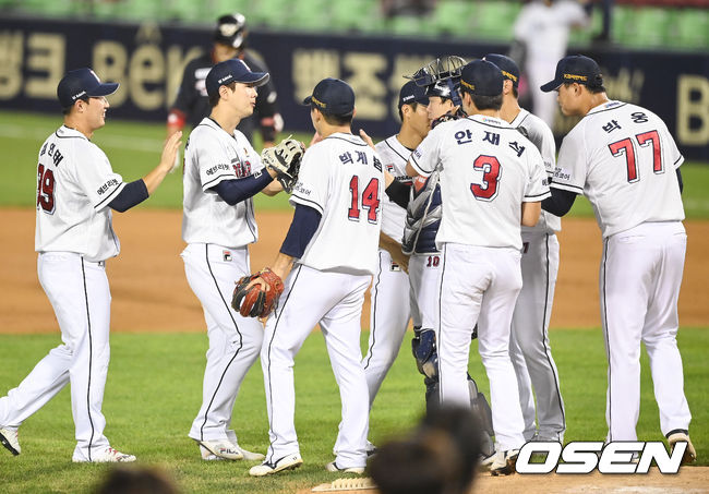 경기종료 후 두산 선수들이 승리의 기쁨을 나누고 있다. 2021.08.20 / soul1014@osen.co.kr