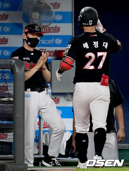 20일 오후 부산 사직야구장에서 '2021 신한은행 SOL KBO리그' 롯데 자이언츠와 KT 위즈의 경기가 열렸다.3회초 1사 KT 배정대가 솔로 홈런을 날린 뒤 더그아웃에서 이강철 감독과 기쁨을 나누고 있다. 2021.08.20 /ksl0919@osen.co.kr