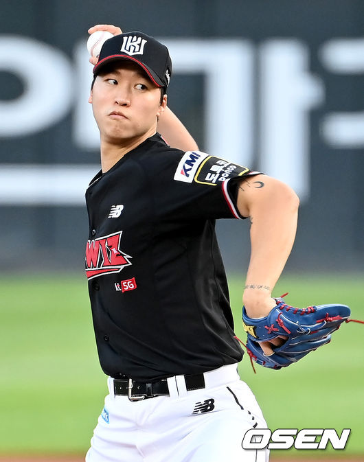 20일 오후 부산 사직야구장에서 '2021 신한은행 SOL KBO리그' 롯데 자이언츠와 KT 위즈의 경기가 열렸다.1회말 KT 선발 엄상백이 마운드에 올라 힘차게 공을 뿌리고 있다. 2021.08.20 /ksl0919@osen.co.kr