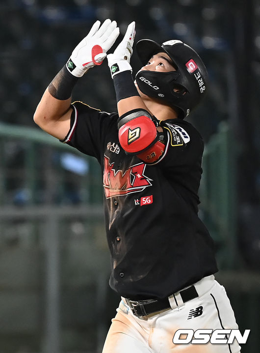 20일 오후 부산 사직야구장에서 '2021 신한은행 SOL KBO리그' 롯데 자이언츠와 KT 위즈의 경기가 열렸다.3회초 1사 KT 배정대가 솔로 홈런을 날린 뒤 세레모니를 하고 있다. 2021.08.20 /ksl0919@osen.co.kr