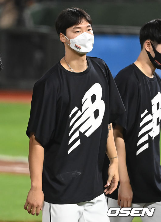 KT 위즈가 창단 처음으로 50승 고지에 선착했다.KT 위즈는 20일 부산 사직구장에서 열린 2021 신한은행 SOL KBO리그 롯데 자이언츠와의 시즌 9차전에서 5-4로 승리했다.경기 종료 후 6년만에 선발승을 기록한 KT 엄상백이 더그아웃으로 이동하고 있다. 2021.08.20 /ksl0919@osen.co.kr