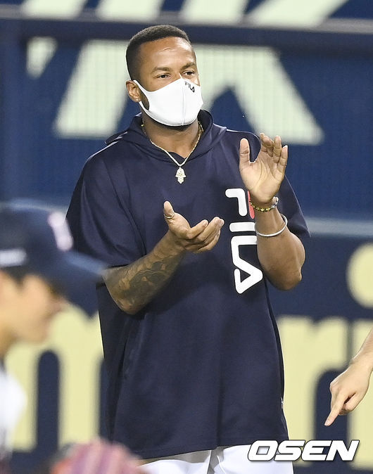 경기종료 후 승리투수 미란다가 동료들과 승리를 기뻐하고 있다.  2021.08.20 / soul1014@osen.co.kr