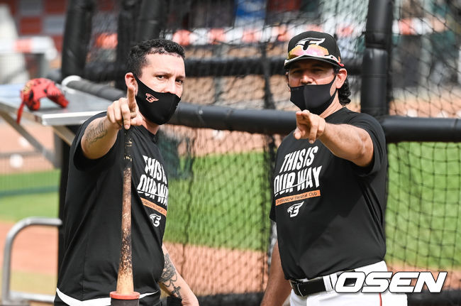 경기에 앞서 한화 새용병 페레즈가 수베로 감독과 이야기를 나누고 있다.  2021.08.13 / soul1014@osen.co.kr