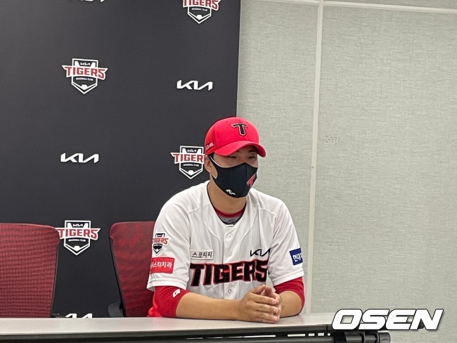 KIA 타이거즈 정해영이 20일 키움 히어로즈와의 광주경기에서 3-2 승리를 지키고 인터뷰에 응하고 있다. 
