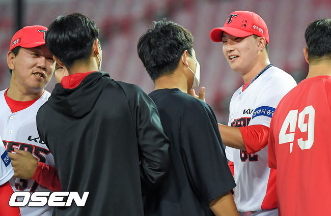 경기종료 후 KIA 정해영이 동료들과 하이파이브를 하고 있다. 21.06.16 / soul1014@osen.co.kr