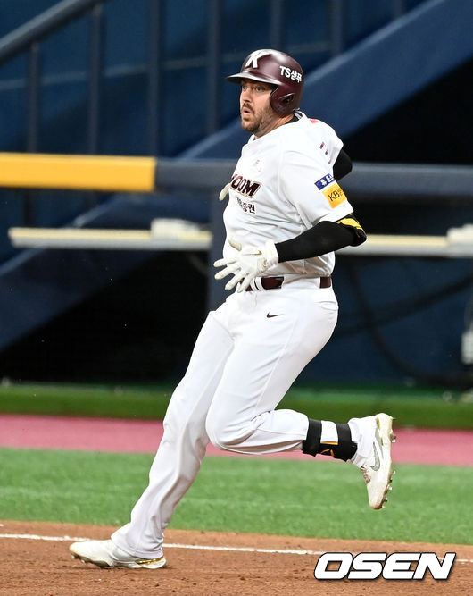 키움 크레익이 1타점 우전 적시타를 날리고 볼을 바라보고 있다. 2021.08.15 /jpnews@osen.co.kr