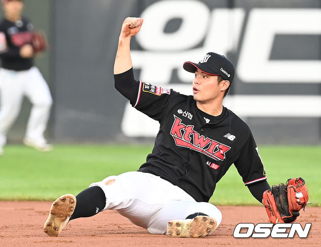 20일 오후 부산 사직야구장에서 '2021 신한은행 SOL KBO리그' 롯데 자이언츠와 KT 위즈의 경기가 열렸다.1회말 1사 1루 롯데 손아섭의 1루수 앞 땅볼 때 KT 유격수 권동진이 1루수 강백호의 송구를 잡아낸 뒤 기뻐하고 있다. 1루 주자 추재현 포스아웃. 2021.08.20 /ksl0919@osen.co.kr