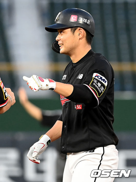 20일 오후 부산 사직야구장에서 '2021 신한은행 SOL KBO리그' 롯데 자이언츠와 KT 위즈의 경기가 열렸다.2회초 무사 만루 KT 권동진이 1타점 적시타를 날린 뒤 기뻐하고 있다. 2021.08.20 /ksl0919@osen.co.kr