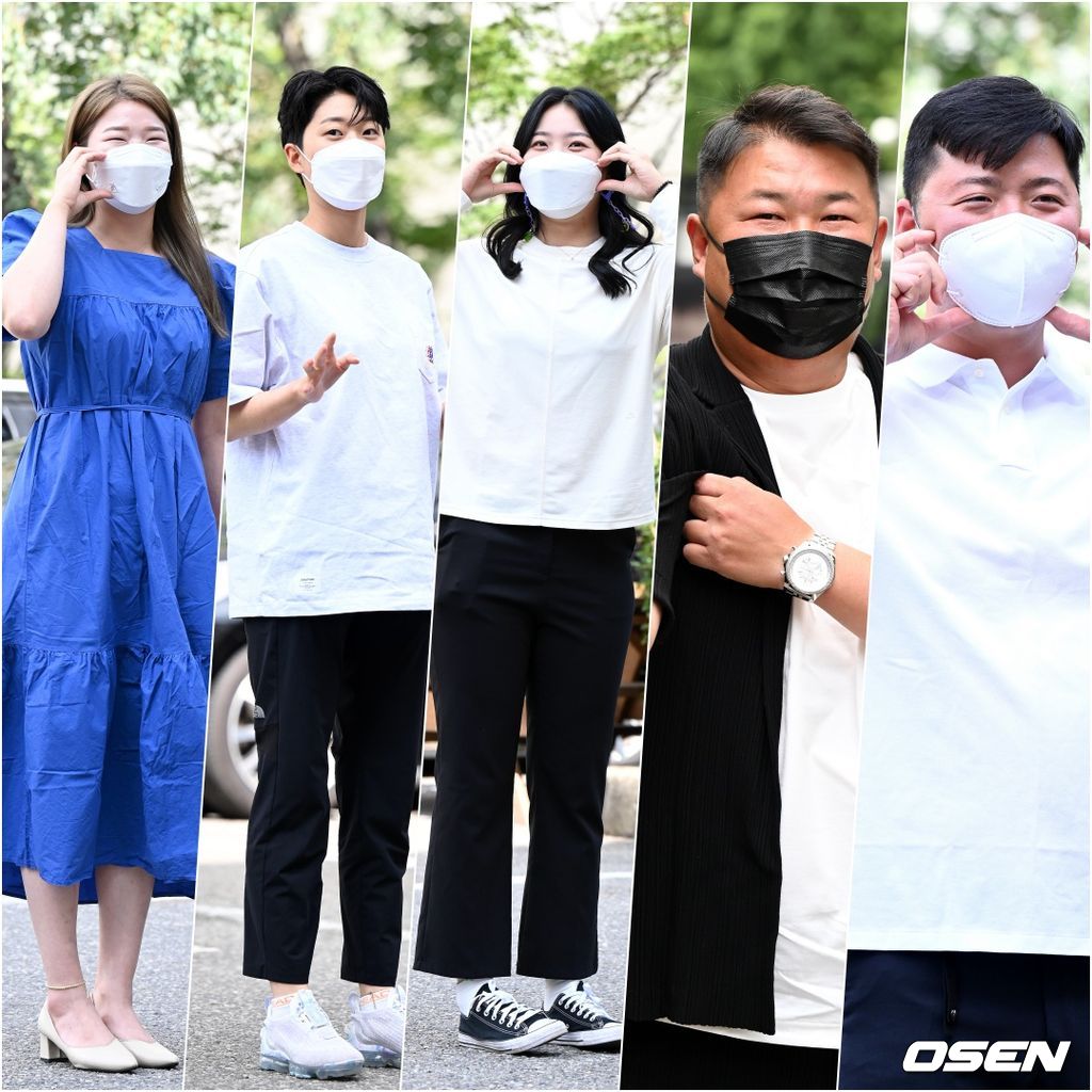양궁대표팀 강채영, 안산, 장민희, 오진혁, 김우진이 17일 오후 서울 여의도 KBS에서 진행된 ‘유희열의 스케치북’ 녹화에 앞서 포즈를 취하고 있다. 2021.08.17 /sunday@osen.co.kr
