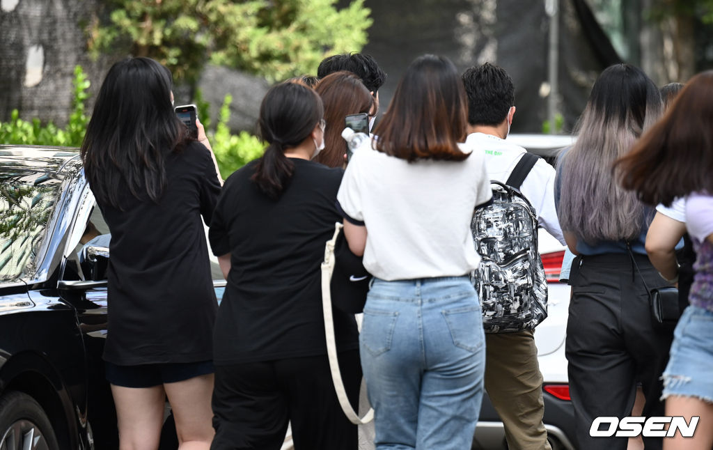 양궁대표팀 안산이 17일 오후 서울 여의도 KBS에서 진행된 ‘유희열의 스케치북’ 녹화에 앞서 팬들에 둘러싸여 이동하고 있다. 2021.08.17 /sunday@osen.co.kr