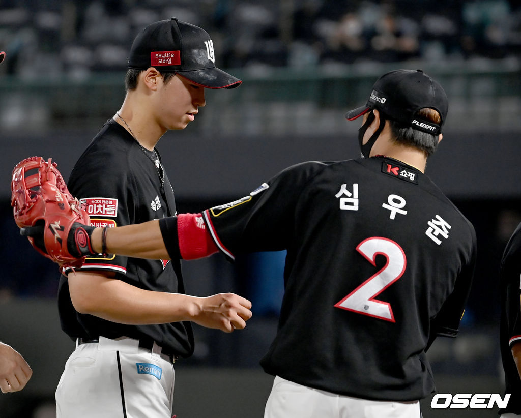 5회말 종료 후 KT 선발 엄상백이 더그아웃으로 이동하고 있다. 2021.08.20 /ksl0919@osen.co.kr