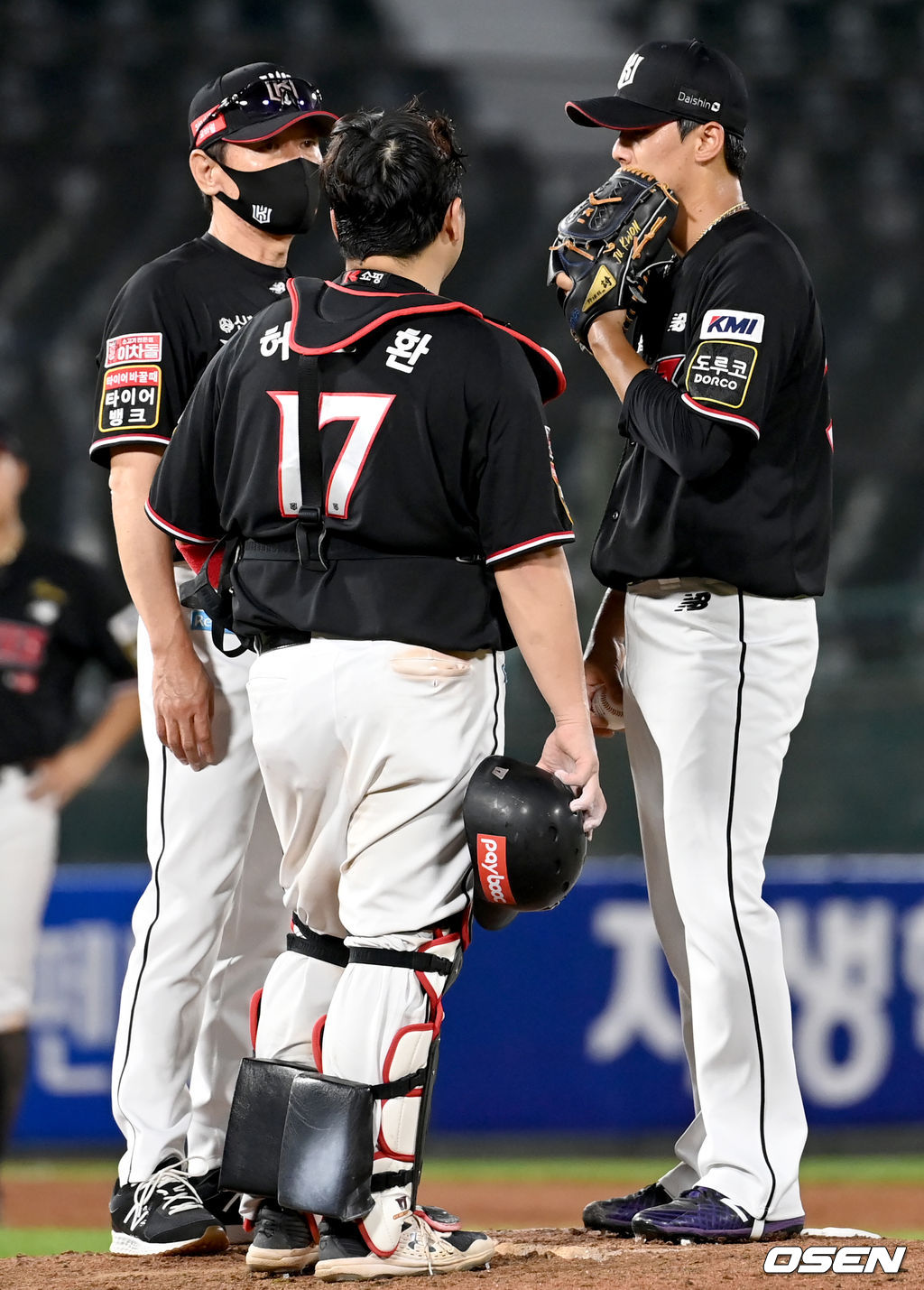 8회말 2사 1, 2루 마운드를 방문한 이강철 감독이 주권과 이야기를 나누고 있다. 2021.08.20 /ksl0919@osen.co.kr