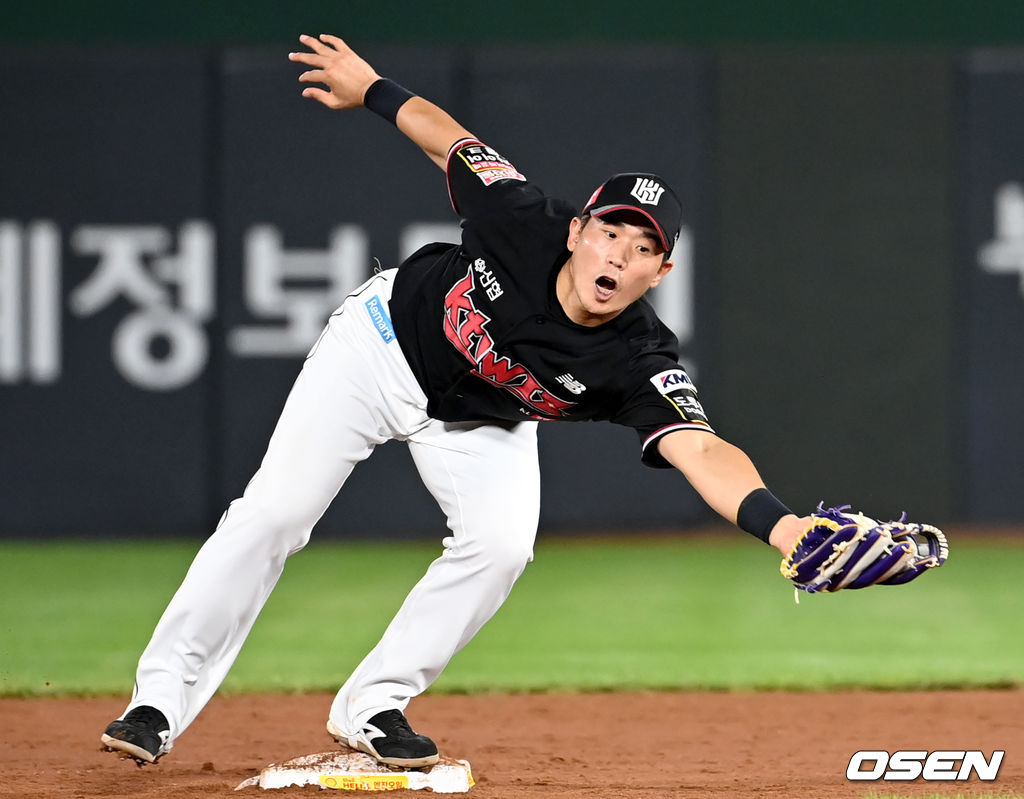 5회말 2사 1루 롯데 한동희의 내야땅볼 때 KT 2루수 박경수가 타구를 잡아내고 있다. 1루 주자 이대호 포스아웃. 2021.08.20 /ksl0919@osen.co.kr