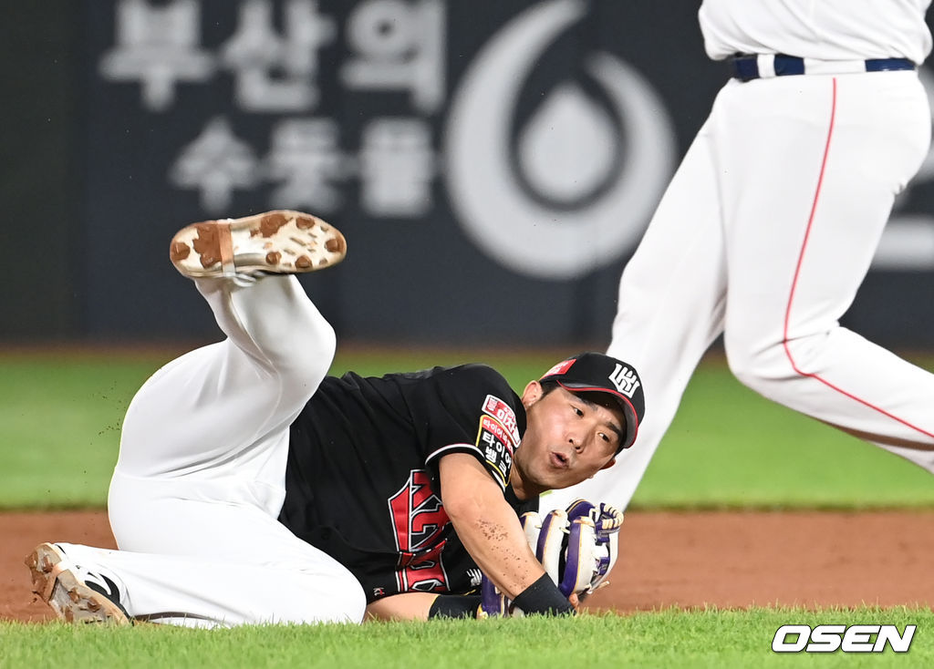 5회말 2사 1루 롯데 한동희의 내야땅볼 때 KT 2루수 박경수가 타구를 잡아내는 과정에서 중심을 잃고 넘어지고 있다. 1루 주자 이대호 포스아웃. 2021.08.20 /ksl0919@osen.co.kr