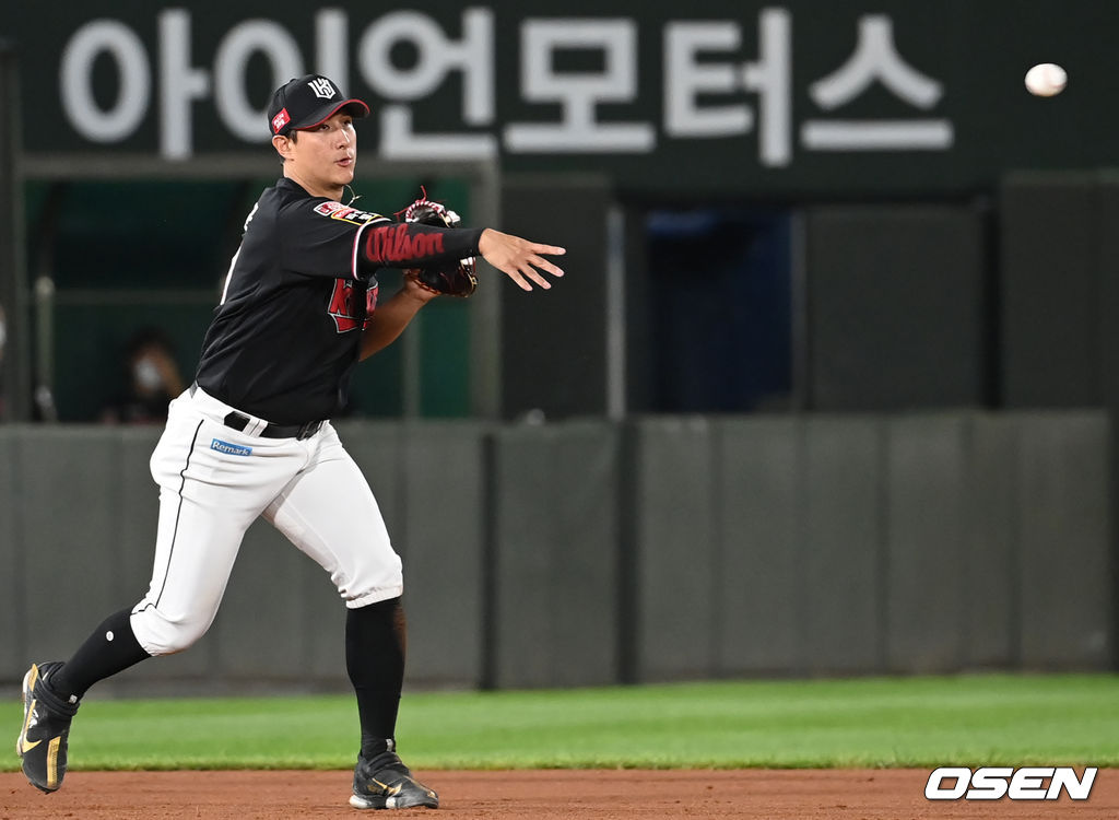 7회말 2사 1루 롯데 이대호의 내야땅볼 때 KT 3루수 황재균이 타구를 잡아 2루로 송구하고 있다. 1루 주자 정훈 포스아웃. 2021.08.20 /ksl0919@osen.co.kr