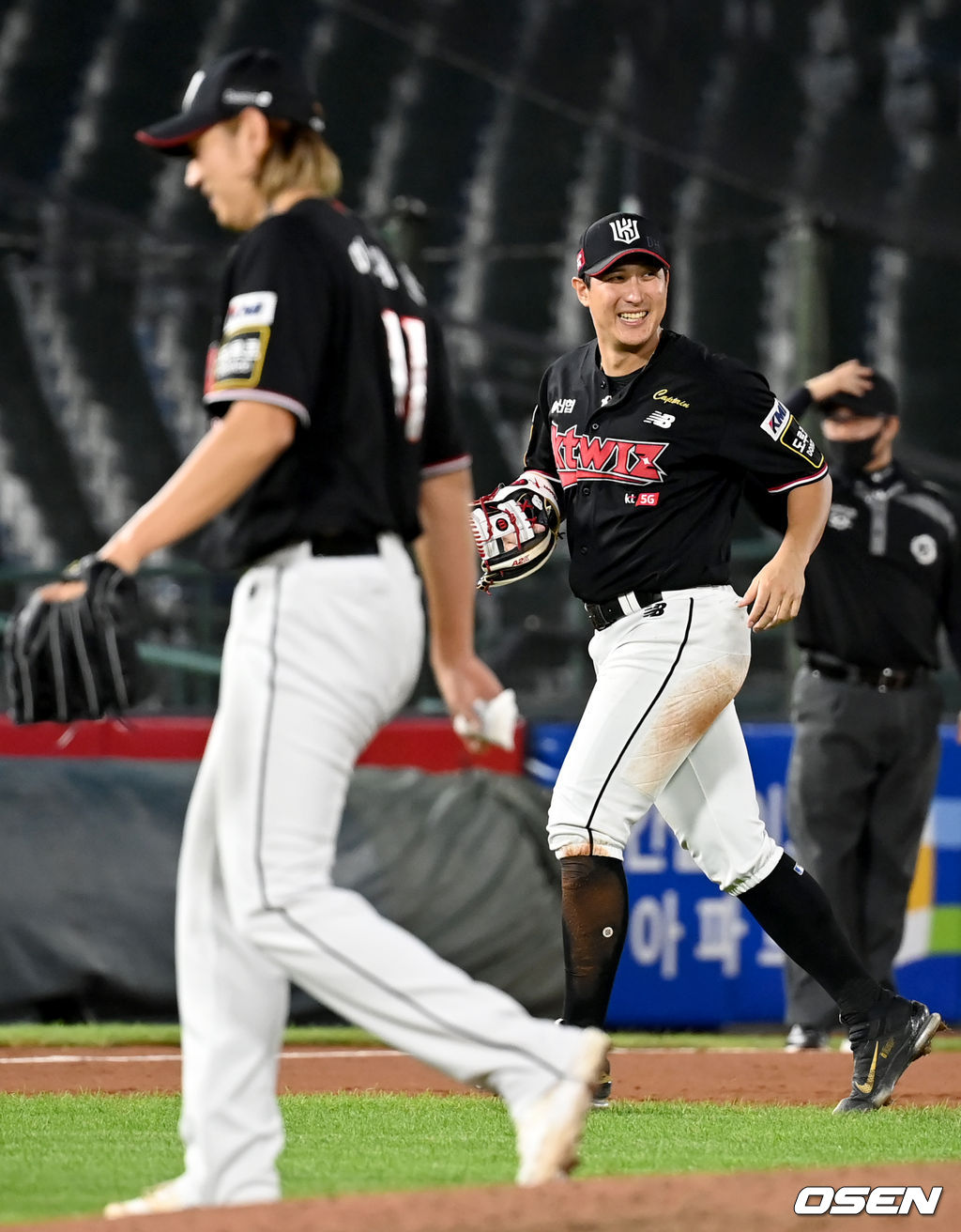 7회말 2사 1루 롯데 이대호의 내야땅볼 때 호수비로 이닝을 종료시킨 KT 3루수 황재균이 미소짓고 있다. 2021.08.20 /ksl0919@osen.co.kr